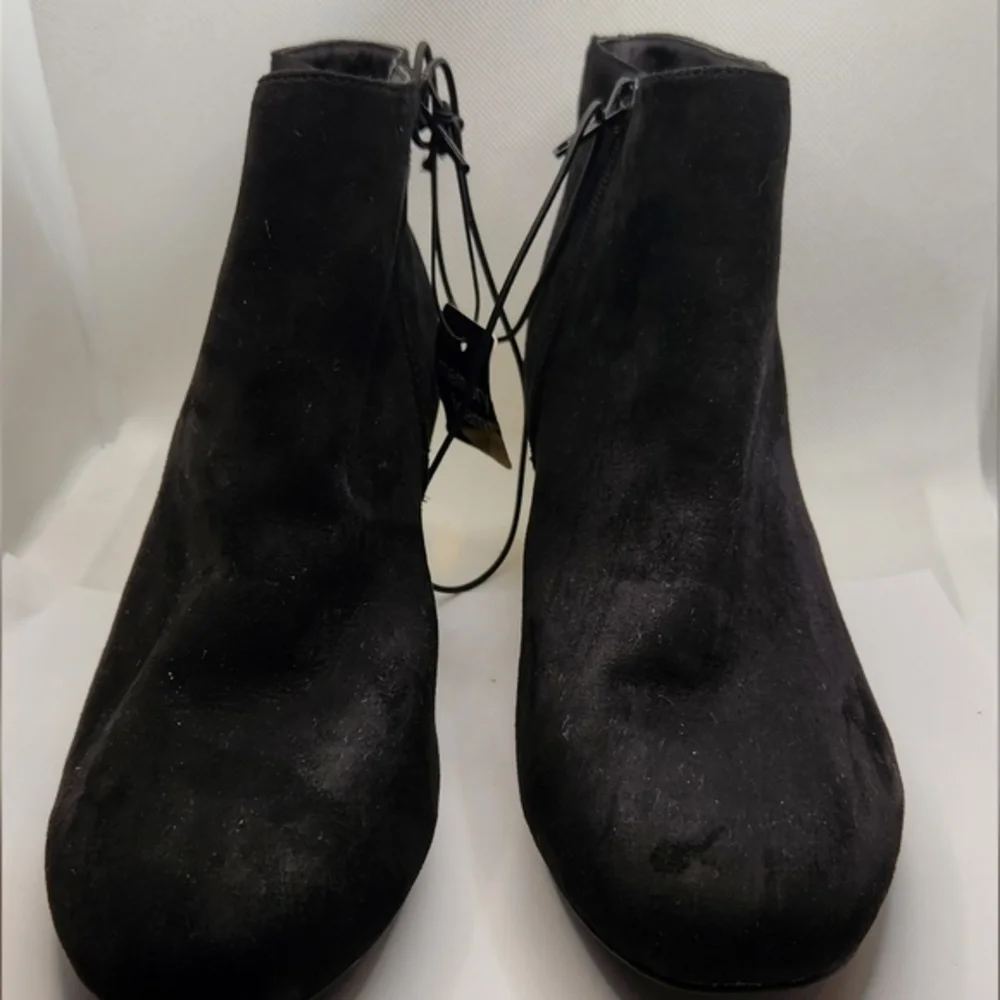 Arizona Jeans Paisley Women’s‎ Black Faux Suede W/Gold Heel Memory Foam heel